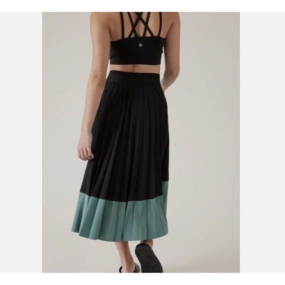 Athleta Swing Forward Pleated Midi Skirt Hi Low Colorblock Pull On Black Blue XL - Picture 2 of 6
